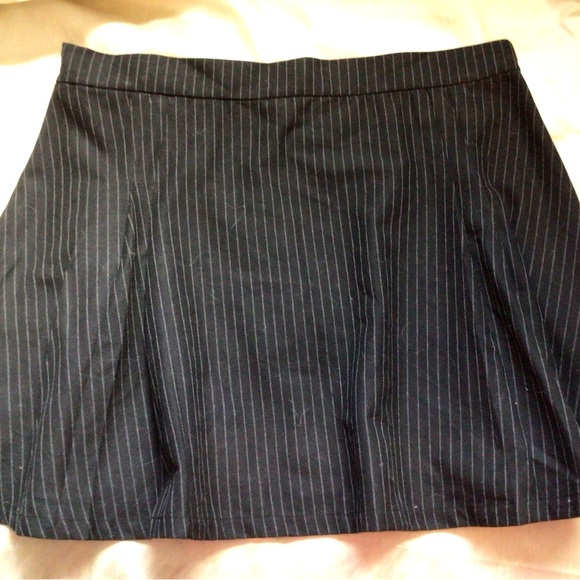🌷2/$15 Garage black pin stripe skirt. Size X-Large. - Picture 2 of 4